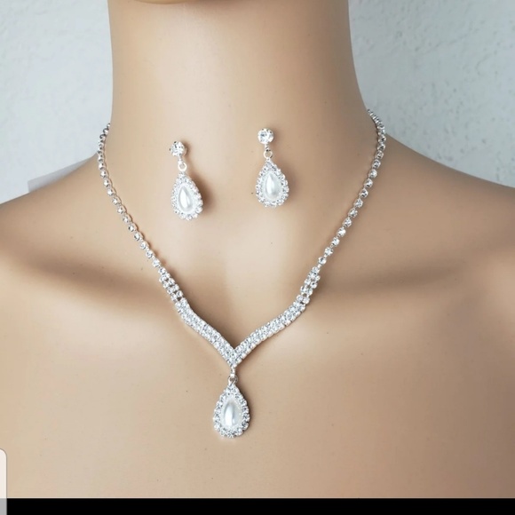 Faux Pearl necklace set - Picture 1 of 2
